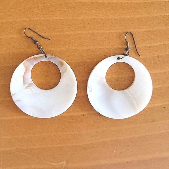 White Circular Shell Hoop Earrings OS Casual Summer - Picture 3 of 3
